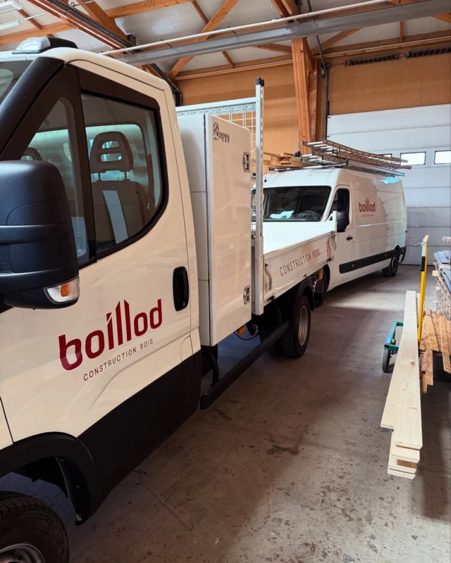 2 nouveaux camions Boillod marqués, prêts à arpenter nos routes pour construire votre maison ! 💪 
#merciboillod #adhesif #covering #lettrage #lettragevéhicule #averydennison #vinyl