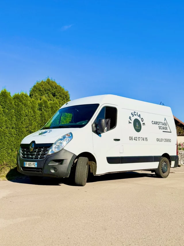 Cervolant Communication 1 Un beau camion pour @tpsciage 😍
Retrait de la colle des adhésifs (rectangles pleins) précédents et pose de la nouvelle décoration 🪚
Merci à Thibault pour sa confiance 🔥