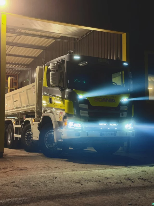 Un camion tout neuf marqué aux couleurs de la flotte Pellegrini, prêt à braver la neige et la rigueur de l’hiver ❄️🌋

Et si vous aussi on personnalisait vos véhicules ? 💡

#communicationdoubs #vehiculepersonnalisedoubs #valdevennes #pellegrini #morteau #hautdoubs #flocagevehiculedoubs