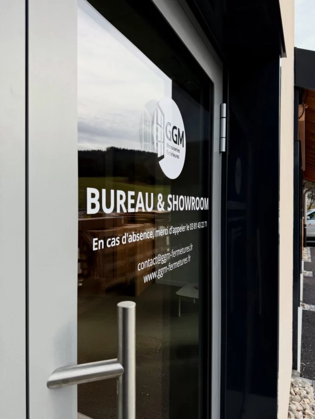 Aujourd’hui c’est habillage de vitrage dans le sublime nouveau showroom de @ggm.fermetures 🪟
Lettrage, film de confidentialité, décoration, toile tendue, cadre ou encore panneaux intérieurs publicitaire 👉 habillez vos locaux avec Cervolant ! 

#ggm #loray #agencecommunicationdoubs #vitrage #locauxentreprise #panneauxpublicitaire #valdevennes