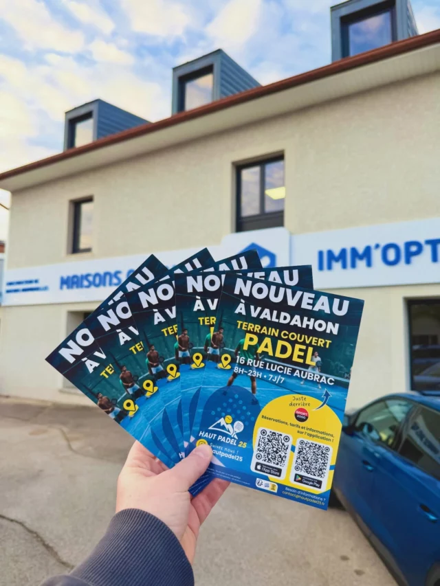 🎾 Amateur(ice) de Padel ? 
Découvrez @hautpadel25 ! Votre terrain de Padel couvert en libre service à Valdahon 🏓
Pour fêter cette ouverture, de jolis Flyers et bâches 🤩

#agencecommunicationdoubs communicationvaldevennes #valdahon #orchampsvennes #morteau #flyersdoubs #logodoubs