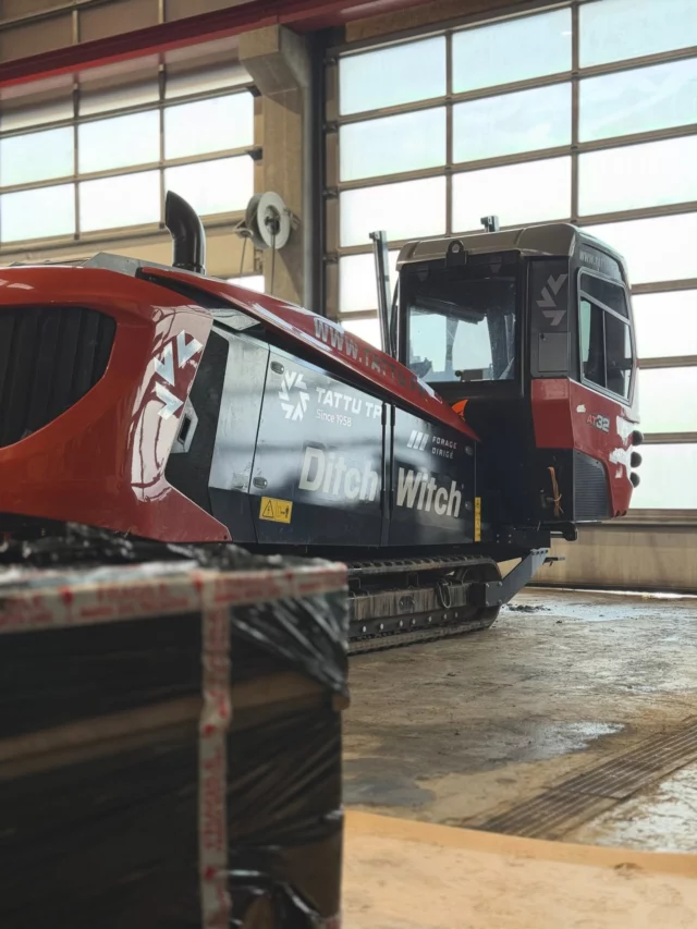 Pose de la nouvelle foreuse dirigée de Tattu TP avec de beaux adhésifs métallisés ⚙️
Un outil formidable pour construire les réseaux de demain, aux couleurs de la flotte 🏙️

💡 Et si on personnalisait vos véhicules et engins ? 

#autocollantsdoubs #guyansvennes #tattutp #communicationdoubs #valdevennes