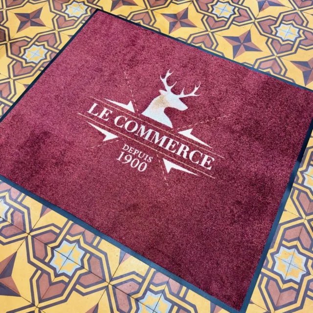 Vendredi, c’est tapis ! 🤩
Nous avons récemment réalisé un tapis d’entrée personnalisé grand passage pour le Restaurant Le Commerce à Guyans-Vennes !

Un détail ? Pas du tout.
👉 C’est la première impression que vos clients ont en franchissant la porte !

Chez Cervolant nous créons des supports utiles, durables et 100 % personnalisés, au service de votre visibilité.

Merci Jeffrey et au Restaurant Le Commerce pour leur confiance 🍽️

#CervolantCommunication #Signalétique #TapisPersonnalisé #IdentitéVisuelle #CommerceLocal Restaurant GrandPassage SavoirFaireLocal