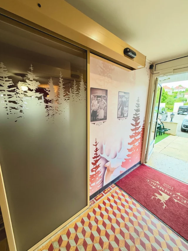 🦌 Vous reprendrez bien un peu de Cerf ? 
Personnalisation de l’entrée du 🍽️ @restaurant_boillon_andre 

👉 Création et impression du papier peint sur mesure 🎨
👉 Création, impression et pose de la vitrophanie avec découpe à la forme 🪟
👉 Création et impression du tapis d’entrée grand passage personnalisé 

Un univers fort et assumé pour une cuisine du terroir de grande qualité 👌

Et si on personnalisait vos locaux ? 💡

#doubscommunication #orchampsvennes #valdevennes #morteau #restaurantdoubs