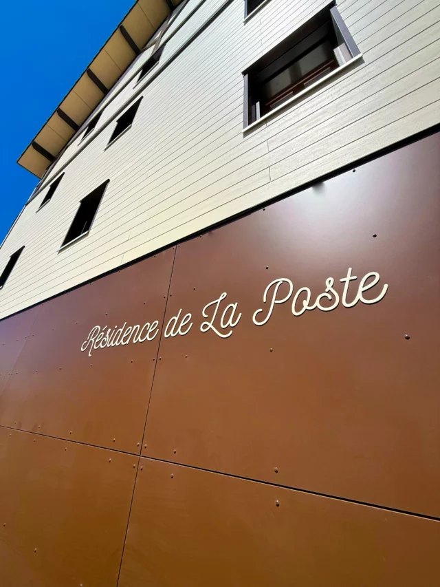 Aujourd'hui c'était pose d'enseigne ! 
Lettrage découpé au format en aluminium peint 🪚
Une finition pour cette belle résidence qui vient clôturer un très beau projet de rénovation réalisé par @boillodconstructionbois 

Et vous, quand est-ce qu'on (re)fait votre enseigne ? 

Impression, signalétique, logo, site web, marquage véhicule, textile ? 👉 www.cervolant.fr