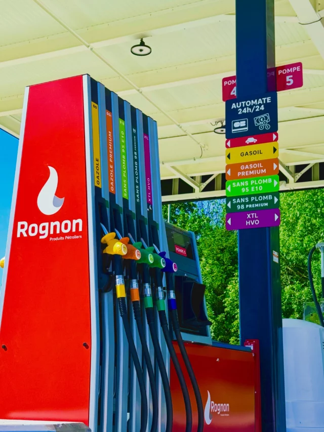 Ce matin c’était signalétique complète pour l’agrandissement de la station @station.rognon du Russey 🔥

👉 Panneaux dibond avec découpe à la forme
👉 Habillage complet des nouvelles pompes, signalisation carburant et identité visuelle 

Un projet ? www.cervolant.fr

#lerussey #orchampsvennes #stickersdoubs #publicitédoubs