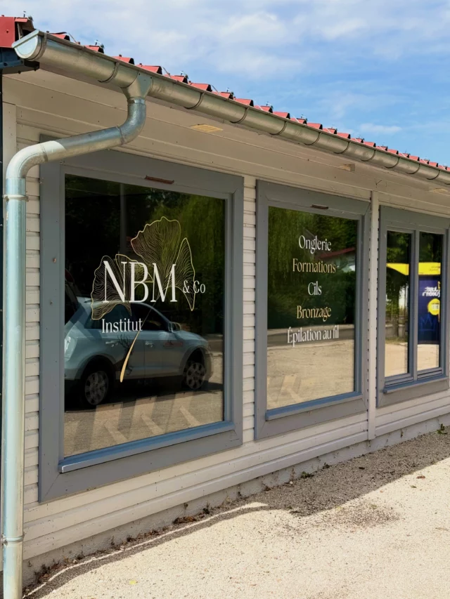 Et si on créait votre futur vitrine ? 
Habillage de vitrine du jour pour les nouveaux locaux d’ @nbm_onglerie à Vercel 🤩

#vercel #valdevennes #vitrinepersonnalise #vitrinedoubs #stickersdoubs