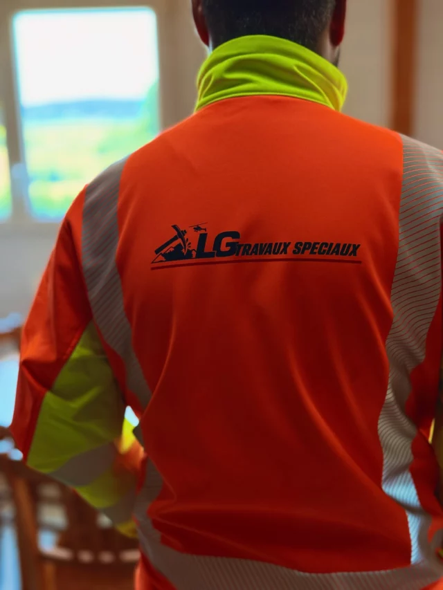 Haute visibilité et personnalisation ? 
✅ Pas de problème ! 

Softshell, parka, t-shirt, gilet, pantalons, short 👉 tous vos besoins sont dispos et personnalisables 👷‍♂️

On en parle ? ✉️ contact@cervolant.fr 🦌