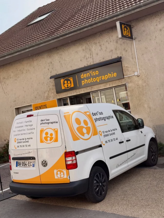 Encore un beau véhicule de personnalisé 🤩
🧑‍🚀 Mission du jour ?
Augmenter la visibilité du commerce de @deniso_photographie grâce à la personnalisation du véhicule de la société 📸

Prolonger la devanture du magasin et donner du relief dans l’espace en utilisant le véhicule. 
Enseigne extérieur et véhicule ne font qu’un, pour entrer dans l’univers Den’Iso 📸

Et si on repensait votre identité ? 
Logo, enseigne, signalétique, véhicule, site web, textile et plus encore 👉 on en discute www.cervolant.fr