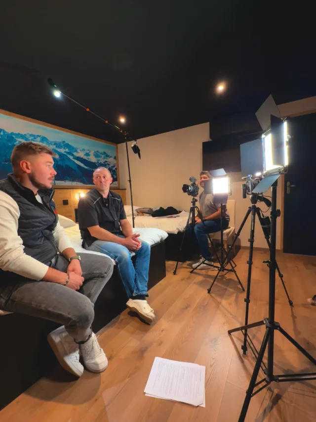 🎥 Journée de tournage corporate aujourd’hui à l’Hôtel-Restaurant Robichon 🛏️👨‍🍳

Pour l’occasion, @boillodconstructionbois est venu présenter le chantier qu’ils ont conduit pendant plusieurs mois. Leur travail ainsi que celui de toutes les entreprises ayant participées au projet 👷‍♂️

Le temps de traiter toutes ces belles images, et vous pourrez découvrir le résultat de ces mois de travaux sur leurs réseaux 😏

#loray #videoentreprisedoubs #valdevennes #hoteldoubs #hotel25